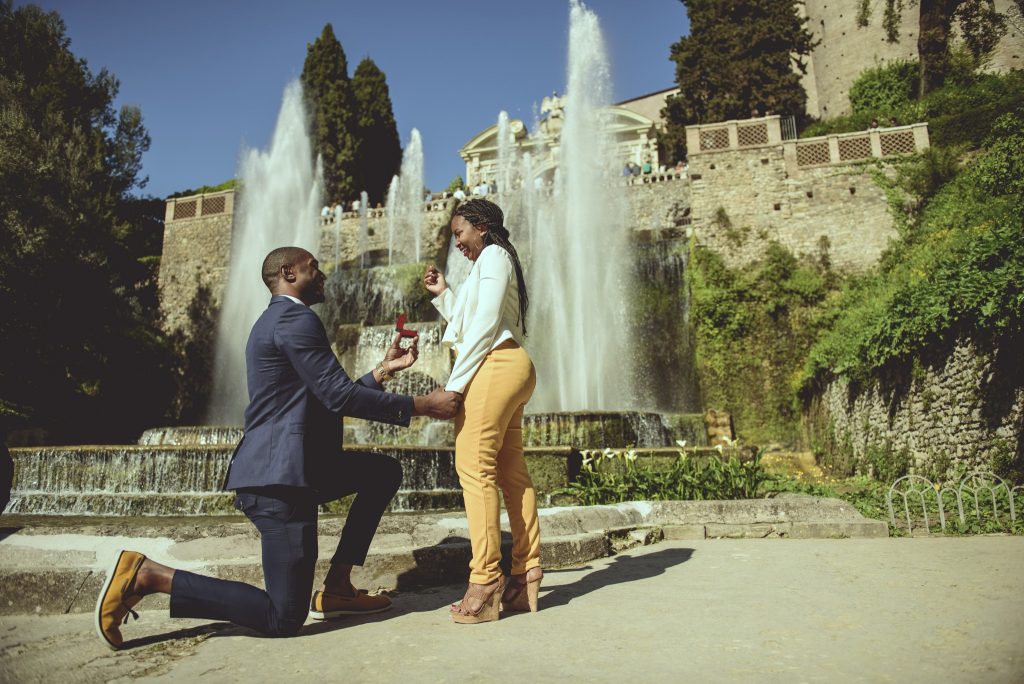 Romantic marriage proposal Villa D'Este